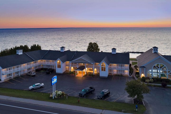 St. Ignace Lakefront Hotel