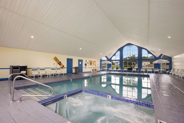 Best Western Harbour Pointe Lakefront St. Ignace Pool