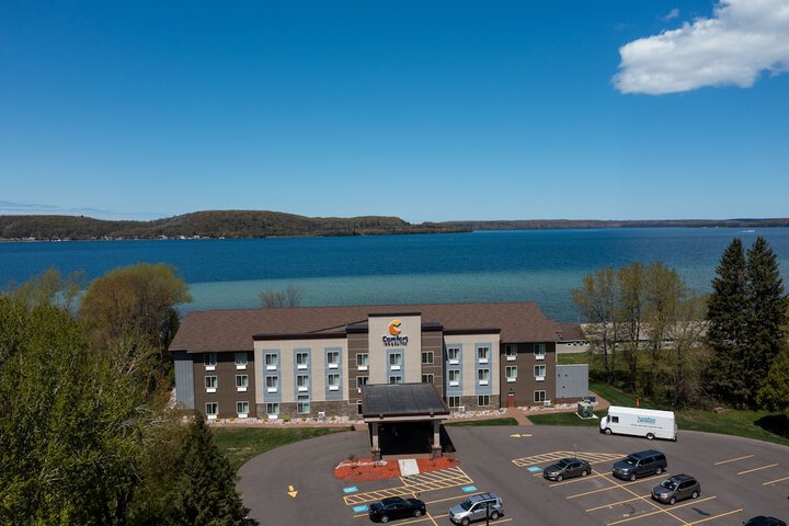 Munising Lakefront Hotel on Munising Bay