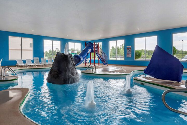 Comfort Suites Escanaba Michigan Pool