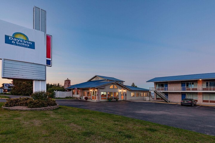 Days Inn & Suites St. Ignace Lakefront