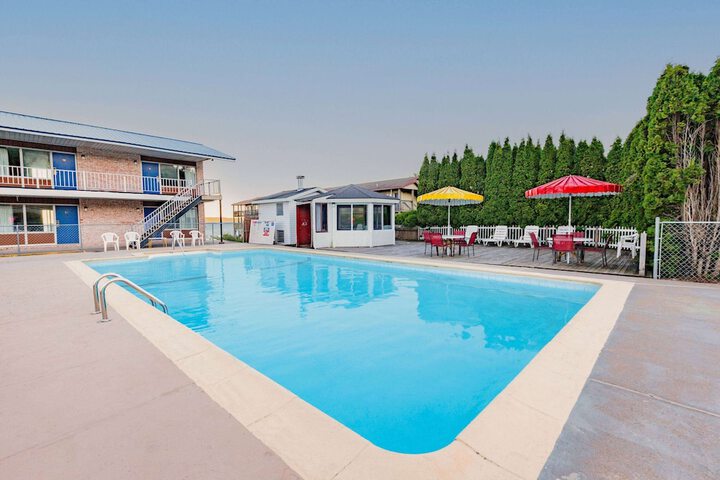 St. Ignace Lakefront Hotel with Pool