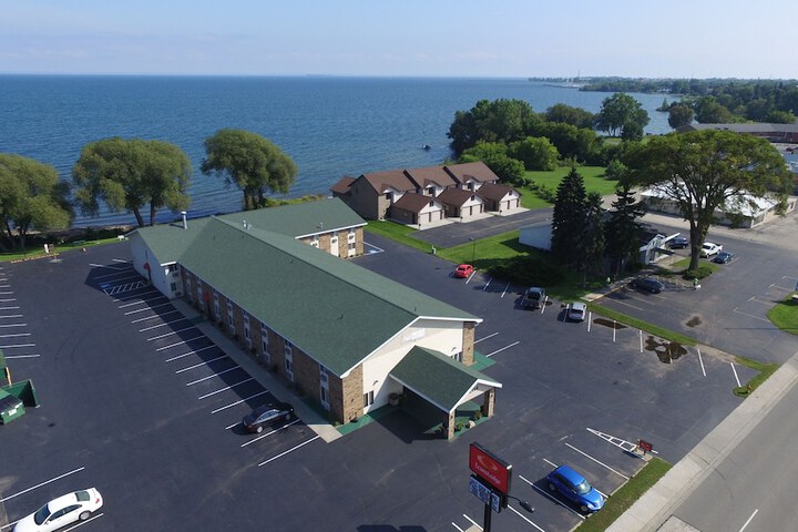 Econo Lodge on the Bay Menominee Michigan